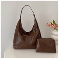 Detail der dunkelbraunen Tragetasche mit Vintage Wachstextur und passender kleiner Tasche - Braun