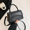 Borsa a patta nera classica con goffratura ondulata e dettagli dorati da donna - Nero