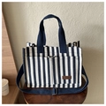 Dettaglio della borsa tote in tela a righe con tasche frontali e tracolla regolabile - Blu