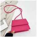 Détail du sac à main rose en similicuir avec texture crocodile élégante et raffinée - Rose Rouge