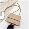 Détail de la texture crocodile beige sur un petit sac à bandoulière minimaliste - Kaki