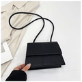 Détail de la texture cuir crocodile noir et de la bandoulière sur le petit sac carré chic - Noir