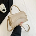 Piccola borsa quadrata beige crema con patta strutturata e manico superiore tondo - Cachi