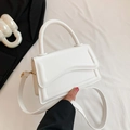 Mini borsa quadrata bianca con cuciture ondulate e dettagli dorati tenuta in mano - Bianco