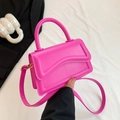 Borsa quadrata rosa acceso con cuciture a onda e manico superiore alla moda - Rosa Rossa