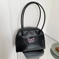 Borsa a conchiglia nera minimalista con ricamo a farfalla rosa e tracolla sottile - Nero
