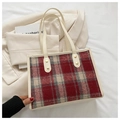 Dettaglio della borsa tote in tweed a quadri rossi e beige con manici in pelle e rivetti - Bianco