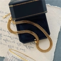 Elegante goldene flache Schlangenkette auf einer blauen Samt-Schmuckschatulle liegend - K239 Gewebte Kette Halskette Gold