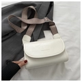 Dettaglio di una borsa a tracolla in pelle bianca con tracolla larga a motivi geometrici - Bianco