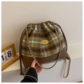 Bolso saco vintage de lana a cuadros con cadena dorada y cierre de cordón ajustable - Verde