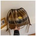 Bolso saco de lana a cuadros marrones y negros con logo dorado y correa de cadena - Marrón