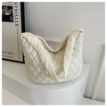 Dettaglio del motivo trapuntato a rombi bianchi sulla borsa hobo in nylon - Bianco
