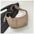 Vue détaillée du sac à bandoulière rembourré kaki avec sangle réglable et fermeture - Kaki
