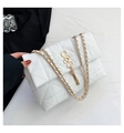 Sac bandoulière en similicuir blanc matelassé avec chaîne dorée et pompon métallique - Blanc (8016)