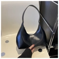 Détail d'un sac sous le bras noir brillant avec l'imprimé du logo Fashion & Bags - Noir