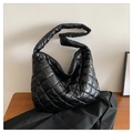 Schwarze gesteppte Puffer-Hobo-Tasche mit großem Fassungsvermögen und Nylon-Finish - Schwarz