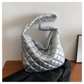 Gesteppte silberne Metallic-Puffertasche mit Hochglanzfinish und breitem Schultergurt - Silber
