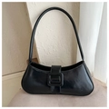 Detalle del bolso baguette negro clásico en piel sintética con hebilla decorativa retro - Negro