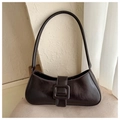 Primer plano del bolso retro marrón oscuro con hebilla y elegante diseño ovalado - Marrón