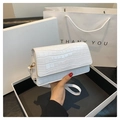 Vue détaillée du sac à bandoulière blanc à motif crocodile avec texture brillante et dorures - Blanc