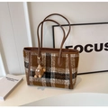 Détail du grand sac cabas rétro à carreaux avec anses en cuir et pendentif peluche - Carreaux Marron