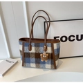 Détail du sac cabas en laine à carreaux bleu et marron avec un joli pendentif ours - Bleu à Carreaux