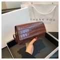Vue détaillée de la texture crocodile marron foncé sur un petit sac à main élégant - Marron