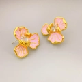 Elegante goldene Blumenohrringe mit rosa Emaille-Blüten und quadratischem Kristallstein - Rosa