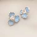Elegante silberne Blumenohrringe mit hellblauen Emaille-Blüten und funkelndem Zirkon - Blau