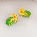 Details von tropischen Ananas-Ohrsteckern mit grünen Kristallen und Palmen-Top - Ananas / Grün