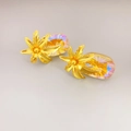Goldene Ohrstecker in Ananasblatt-Optik mit irisierenden AB-Kristallsteinen für Damen - Blattstil (AB-Farbe) / Gelb