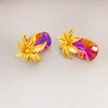 Elegante goldene Ananas-Blumenohrstecker mit strahlenden Neon-Farbverlaufskristallen - Neon-Gradient-Blumenstil / Bunt