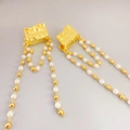 Vintage-Ohrringe mit unregelmäßiger Lavatextur und eleganten Perlenquasten - Gold