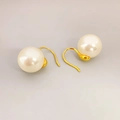 Pendientes de gancho bañados en oro con grandes perlas blancas redondas y diseño elegante - 10mm / Blanco