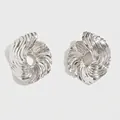 Pendientes plateados modernos con diseño de espiral texturizada y acabado de metal ondulado - Plateado