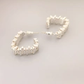 Pendientes plateados en forma de C con una superficie de textura geométrica única - Triángulo / Plateado