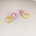 Orecchini pendenti con cristallo rosa quadrato e chiusura dorata in vista a 45 gradi - Rosa