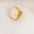 Vintage-Ring aus breitem, geflochtenem Gold mit großem ovalem rosa Edelstein und Hammerschlag - US 7 / Rosa