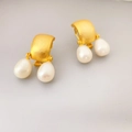 French vintage 925 silver needle pearl earrings with matte gold curved metal design - Gold