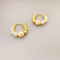 Orecchini a cerchio placcati oro con perle bianche alternate e sfere lucide - Oro