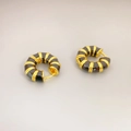 Orecchini a cerchio spessi placcati in oro con smalto nero e design texture vintage - Oro