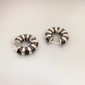 Orecchini a cerchio in argento con texture in smalto nero in stile moderno minimalista - Oro Bianco