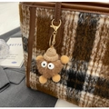 Pendentif en peluche marron avec bonnet en tricot et fermoir doré sur sac cabas - Pendentif en Peluche Marron