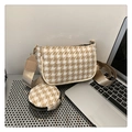Dettaglio borsa sottobraccio pied-de-poule con portamonete rotondo e tracolla larga - Beige