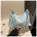 Dettaglio borsa trapuntata a V in nylon sfumato pastello con anelli in metallo dorato - Verde