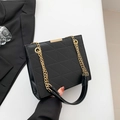 Borsa a tracolla trapuntata nera con catena dorata e texture geometrica - Stile Trapuntato Triangolare (5604) / Nero