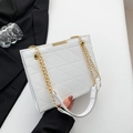 Elegante borsa a tracolla trapuntata bianca con catena dorata e finiture metalliche - Stile Trapuntato Triangolare (5604) / Bianco