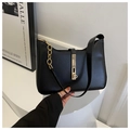 Detalle del bolso de hombro negro con hebilla dorada y correa de cadena gruesa moderna - Negro