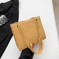 Elegante borsa trapuntata kaki con tracolla a catena dorata e design quadrato strutturato - Stile Trapuntato Triangolare (5604) / Cachi