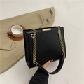 Sac bandoulière matelassé noir à chevrons avec chaîne dorée et fermoir métallique chic - Style Matelassé en V (A5246) / Noir
